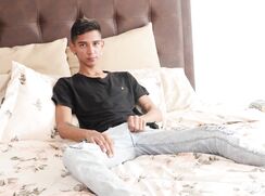 Garolo latino Nicolas Greey batendo uma punheta com muita porra!!!