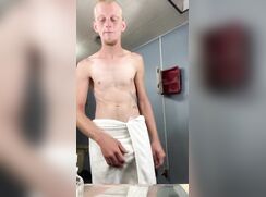 Adolescnte loiro com pau grande numa punheta legal!!!