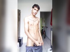 Menino tocando punheta e quase gozou!!!