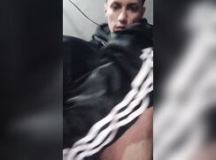 [Jovem garoto de pau grosso gozando loucamente]