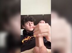 He helps himself - gay porn tube