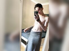 [Jovem menino se apreentando ao espelho numa ´punheta com muito gozo]