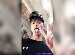 [Menino dota do 18 anos numa punheta gozando com muita porra]