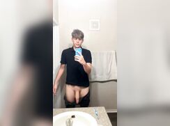MASTERBATION: 18 YR OLD TWINK SHOWING OFF HOW HUNG HE IS