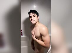 [Garoto Mark dando seu show no banho]