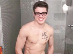 [Blake sendo ajudado nesta punheta antes do banho]