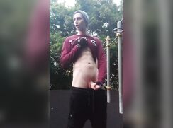 [Garoto atlético batendo uma punheta ao ar livre]