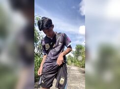 Menino asiatico batendo uma punheta ao ar livre boys porn