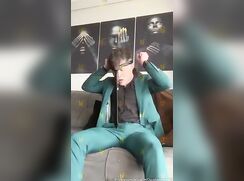 Hunk guy jerking for us boys porn