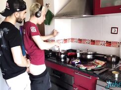 [BF][142] My boyfriend fucks me in the kitchen