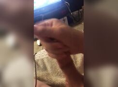 Gamer pauses to bust a nut