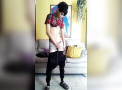 Garoto batendo punheta em casa depois das aulas do colégio boys porn