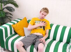 [Garoto John batendo uma punheta no sofá listrado]