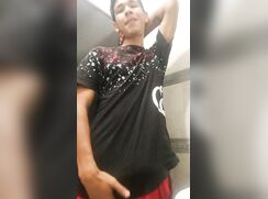 Garoto latino solitário numa punheta com muito gozo twink porn