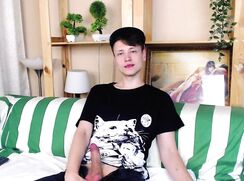 [Garoto lindo solitário em casa batendo uma punheta]