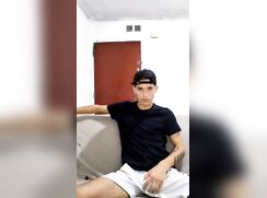 [Menino sozinho em casa tocando punheta com bela gozada]