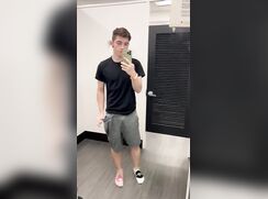 [Menino fazendo strip e gozando muito na punheta]