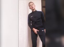 [Menino Frank tocando uma punheta na casa de um amigo]