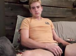 [Menino gordinho tocando punheta em seu quarto]