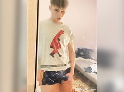 ]Menino lindo Isaac batendo punheta no banheiro]