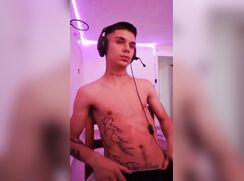 ]]Menino latino magrinho lindo batendo punheta em seus trono[[