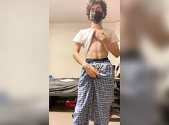 ]]Menino magrinho e pentelhudo gozando muito na punheta[[