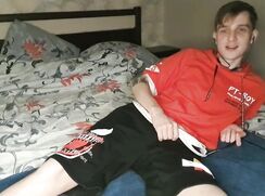 ]]Menino magrinho sentado em seu btinquedo e batendo punheta[[