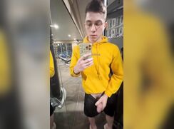 ]]Menino tocando punheta no WC do shopping[[