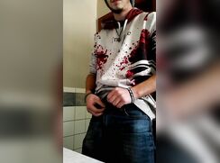 ]]Menino trabalhando na punheta e gozando na pia[[