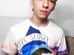 Garoto latino DANI sendo entrvistado batendo punheta e gozando muito