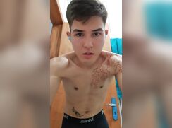 Menino bonitinho toca punheta e lambe sua porra