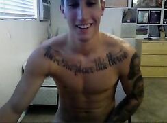 tattooed athletic guy cums on cam