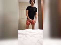 Menino em seu quarto trabalhando na punheta e goza muito boys porn