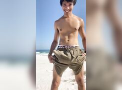 Menino safadinho mostrando o pau na praia