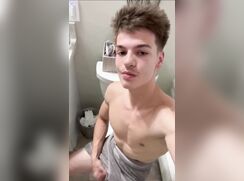 Young Hotty Likes to Show Off