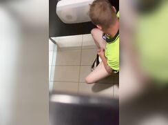 Spying on a guy in a yellow T-shirt jerking off in the toilet