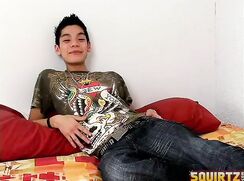 Un jeune brun tente avec son corps et branle sa grosse bite