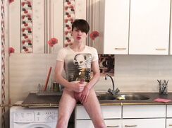 Quick jerking and cum on kitchen