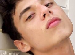 Joli petit branleur de 18 ans avec une très grosse queue