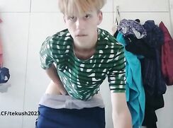 ]]Garoto numa punheta bacana no banheiro esporrando muito[[