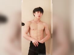 ]]KIJIRO jovem garoto asiático com seu brinquedo numa bela esporrada![[