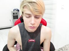 Blond+Teen+Fingers+His+Hole+&+Cums+On+Cam