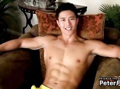 Homme asiatique avec un corps chaud se masturbe