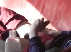 Branlette de grosse bite filmée secrètement