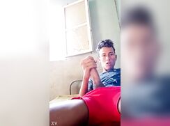 Garoto pauzudo gozando