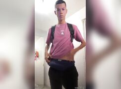 Garoto magro exibindo