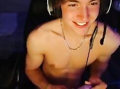 HUNG STR8 GUY USES DILDO AND CUMS ON CAM