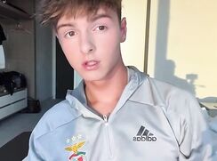 Boy in grey hoodie wanked