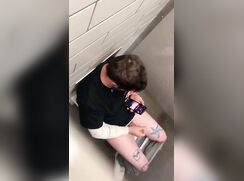 Deutscher Spion in der Toilette #1 (caught 6 guys jerking off)