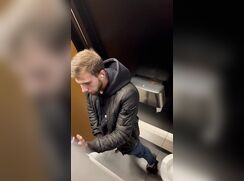 Deutscher Spion in der Toilette #1 (caught 6 guys jerking off)